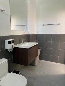 Ban SuanAiranda Phuket Homestay的一间带水槽和卫生间的浴室