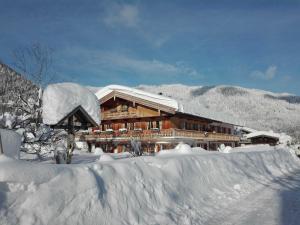 克罗伊特Gästehaus Becher, Kreuth-Point的山上雪地中的滑雪小屋