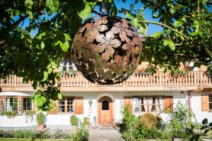 克罗伊特Gästehaus Becher, Kreuth-Point的挂在房子前面的树上的球
