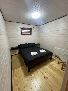 波利亚纳Приватна садиба ~Smoky mountain~的一间小房间的卧室,配有一张床铺