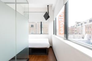 阿姆斯特丹阿姆斯特丹市中心南便捷酒店的小房间设有床和窗户