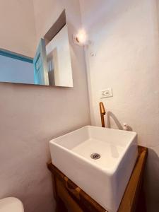 巴里查拉Casa Quintanilla Barichara的浴室设有白色水槽和镜子
