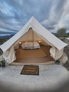 图努扬Sabático Glamping的大型白色帐篷,配有一张床