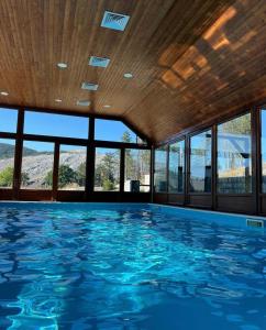 采蒂涅蒙特罗莎酒店的窗户客房内的蓝色海水游泳池