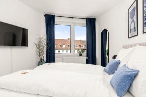 卡塞尔BLU APARTMENT -modern interior design in city centre- Nähe Uni & HBF的卧室配有白色的床和窗户。