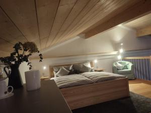 DietramszellMoarhof Ferienwohnung2的一间卧室设有一张带木制天花板的大床