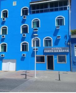 萨尔瓦多Hotel Porto Da Barra的前面有路灯的蓝色建筑