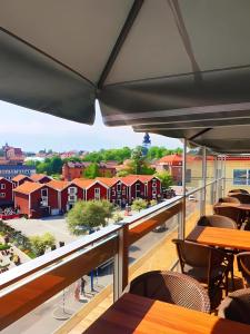 胡迪克斯瓦尔斯塔特优质酒店的阳台配有桌椅,享有校园的景致。