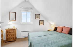 布罗3 Bedroom Beautiful Home In Brenderup Fyn的白色的卧室设有床和窗户
