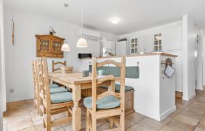 布罗Awesome Home In Brenderup Fyn With 3 Bedrooms, Sauna And Wifi的一间带桌子的用餐室和一间厨房