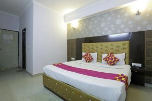 新德里Airport KINGDOM的卧室配有带枕头的大型白色床