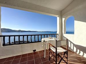 福尔内利斯P98 - Bonito apartamento sobre el mar的阳台配有桌子,享有海景。