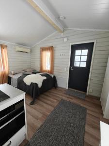 AavasaksaAava Sky Village Aurinkomaja的一间卧室设有床、窗户和门