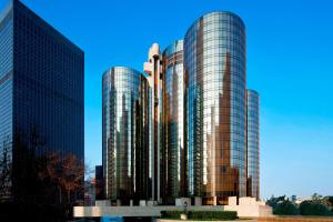 洛杉矶The Westin Bonaventure Hotel & Suites, Los Angeles的两个相隔相望的高玻璃建筑