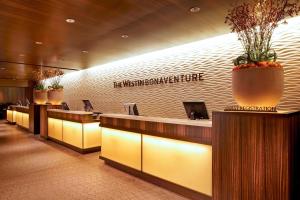 洛杉矶The Westin Bonaventure Hotel & Suites, Los Angeles的大堂,带前台柜台的酒店