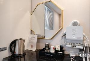 SeosanHotel 24st Prestige的镜子坐在一个房间里柜台的顶部