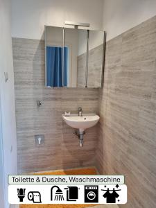 特赖斯基兴Ferienhaus für Familien und Hundeliebhaber的一间带水槽和镜子的浴室