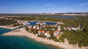 希贝尼克Amadria Park Apartments Šibenik的海滩上的度假村的空中景观