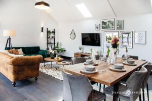 浦耳Stunning LUX Scandinavian style apt for 5 Parking - Keepers Cottage的客厅配有桌子和沙发