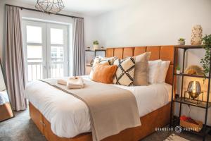 浦耳Stunning LUX Scandinavian style apt for 5 Parking - Keepers Cottage的一间卧室配有一张带枕头的大床