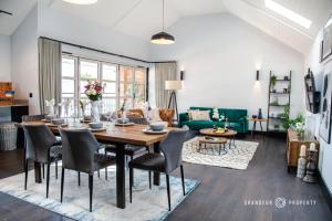 浦耳Stunning LUX Scandinavian style apt for 5 Parking - Keepers Cottage的用餐室以及带桌椅的起居室。