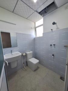 卡尔库达Baden Beach的浴室配有白色卫生间和盥洗盆。