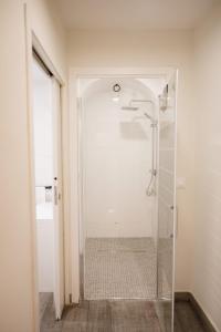 特鲁希略Apartamento Cuzco的浴室里设有玻璃门淋浴