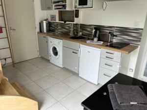 布格奈斯STUDIO proche aéroport的厨房配有洗衣机和洗衣机。
