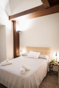 特鲁希略Apartamento Cuzco的卧室配有带毛巾的大型白色床