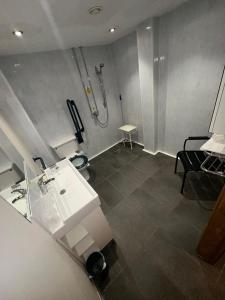 塔尔伯特港阿凡酒店的一间带水槽和淋浴的浴室