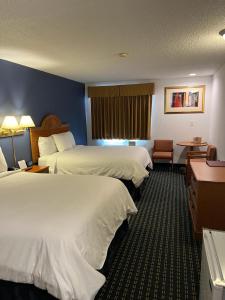 哥伦布市Columbus Inn的酒店客房配有两张床和一张书桌