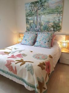 瓜达莱斯特Apartamento La Coveta de Guadalest的一间卧室配有一张壁画床