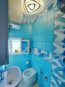 普罗奇达La Casa Azzurra的蓝色的浴室设有水槽和卫生间
