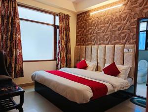 西姆拉The White House Shimla的一间卧室设有一张大床和窗户