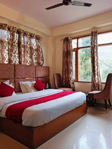 西姆拉The White House Shimla的一间卧室设有一张床和一个大窗户