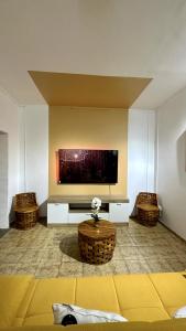 MamoudzouStudio Loulou, Tsoundzou2的客厅设有壁挂式平面电视。