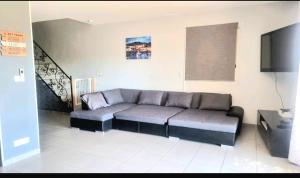 罗尼亚克Agréable Villa 8pers avec vue mer LOGEMENT ENTIER的带沙发和电视的客厅