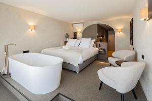 布兰肯贝赫海滩宫廷酒店的酒店客房设有一张床和浴缸