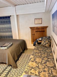 MynämäkiSavikulma savihuone B&B的一间卧室配有一张床和地毯