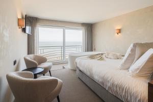 布兰肯贝赫海滩宫廷酒店的酒店客房设有一张床和一个大窗户