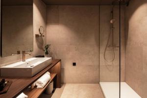 布兰肯贝赫海滩宫廷酒店的一间带水槽和淋浴的浴室