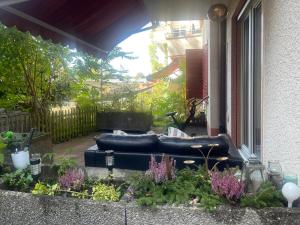 伯尔尼Bellezza in Lorraine的花园内带黑色沙发的庭院