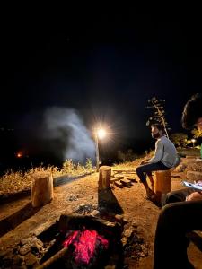 科代卡纳尔Hide away valley的夜晚坐在火炉旁的人