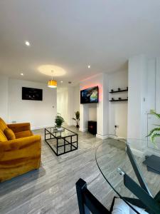 黑尔斯欧文Rooms Near Me - Apartment 2, Smart Tv, Free Parking的带沙发和电视的客厅