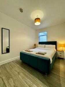 黑尔斯欧文Rooms Near Me - Apartment 2, Smart Tv, Free Parking的一间卧室配有一张大床和镜子