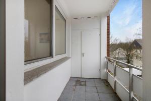 多斯滕Schickes Apartment mit Balkon的阳台设有门和窗户。