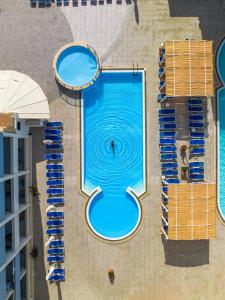 梅利哈Labranda Riviera Hotel & Spa的享有度假村游泳池的顶部景致