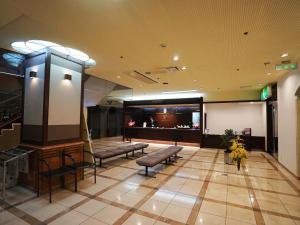Neyagawa寝屋川潮流酒店的大楼内带长椅和讲台的等候室
