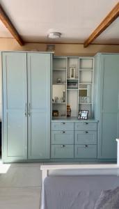 开普敦Blue Bay Studio Bayview的厨房配有蓝色橱柜和炉灶。