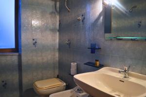 Oliveto CitraB&B da Zia Rosa的一间带水槽和卫生间的浴室